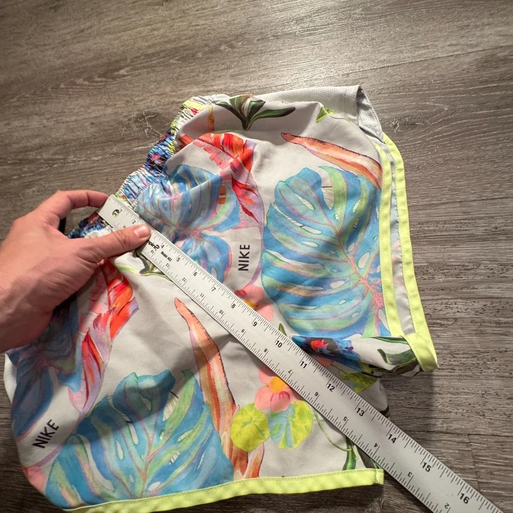 Nike Shorts Womens Medium Multicolor Tropical Polyester Running‎ Athletic Tempo